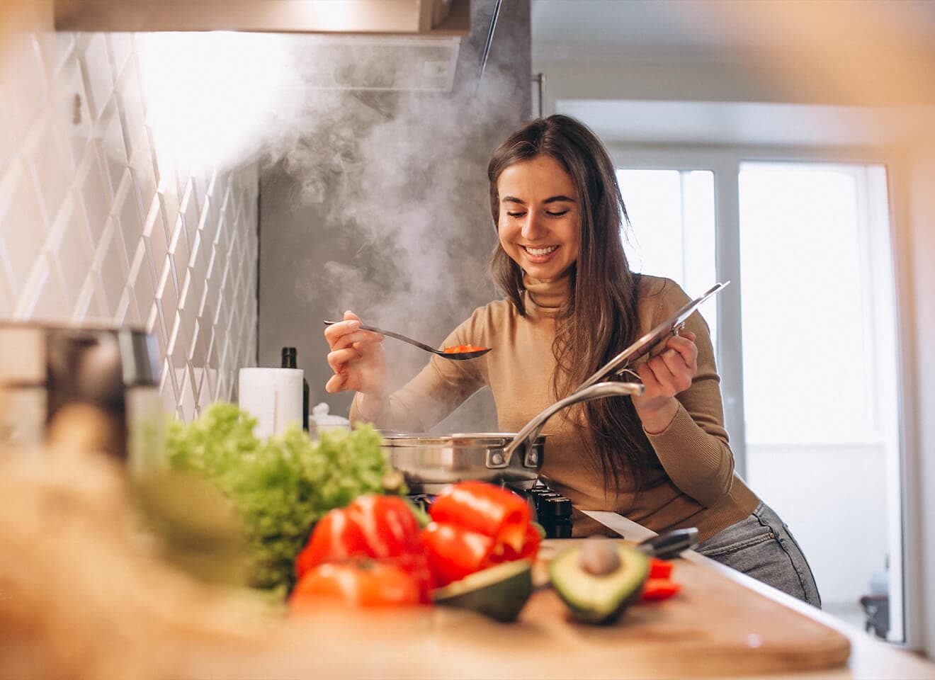 Homem a preparar comida na cozinha